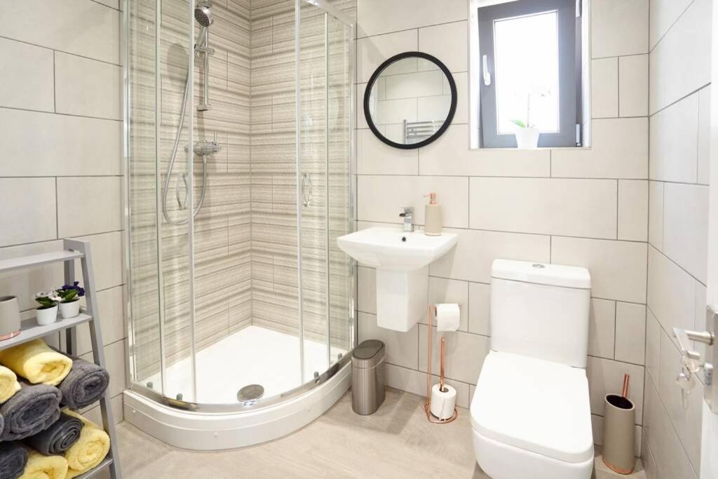 Home From Home - 4 Double Bed House With Parking Слау Экстерьер фото