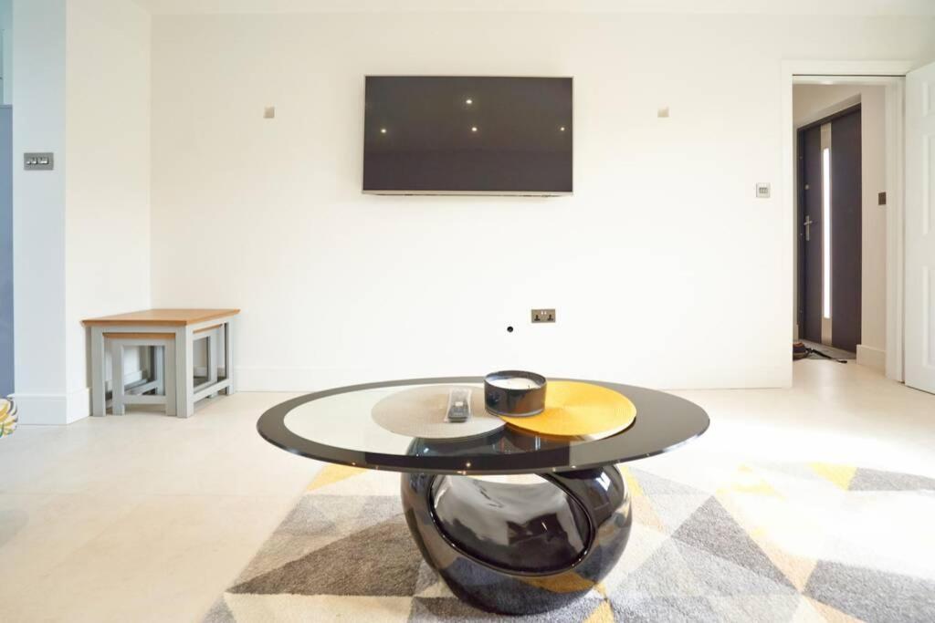 Home From Home - 4 Double Bed House With Parking Слау Экстерьер фото