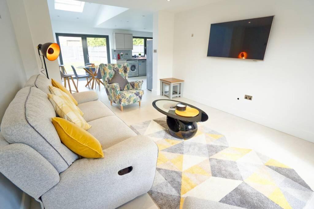 Home From Home - 4 Double Bed House With Parking Слау Экстерьер фото