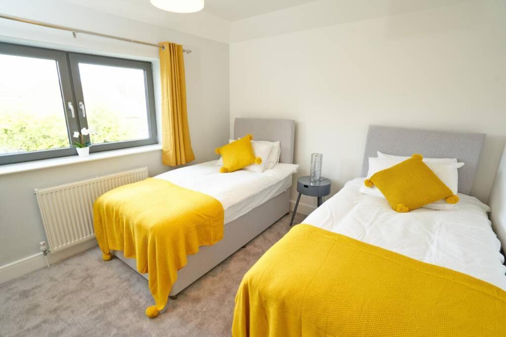 Home From Home - 4 Double Bed House With Parking Слау Экстерьер фото